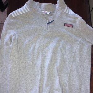 Women’s vineyard vines pull over